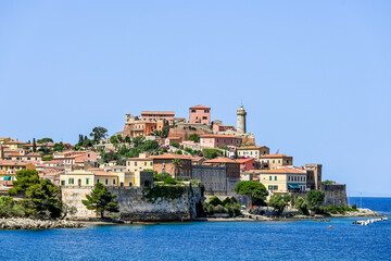 Fototapeta premium Portoferraio, Festung, Forte Stella, Falcone, Leuchtturm, Altstadt, Hafen, Insel, Elba, Fischerboote, Boote, Fähre, Fährhafen, Badestrand, Toskana, Toskanischer Archipel, Sommer, Italien