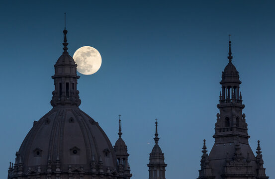 Super Luna en el Skyline de Barcelona