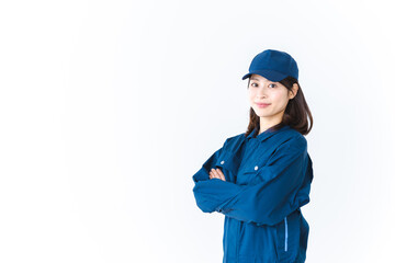 作業服を来て笑顔で仕事をする若い女性