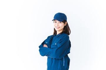 作業服を来て笑顔で仕事をする若い女性