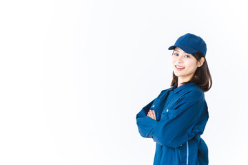 作業服を来て笑顔で仕事をする若い女性