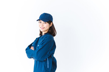 作業服を来て笑顔で仕事をする若い女性