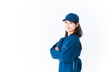 作業服を来て笑顔で仕事をする若い女性