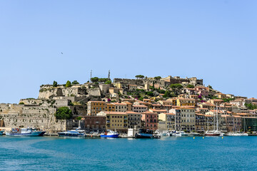 Portoferraio, Hafen, Darsena, Altstadt, Boote, Fischerboote, Fähre, Festung, Forte Falcone, Torre della Linguella, Altstadthäuser, Insel, Elba, Toskana, Sommer, Toskanischer Archipel, Italien