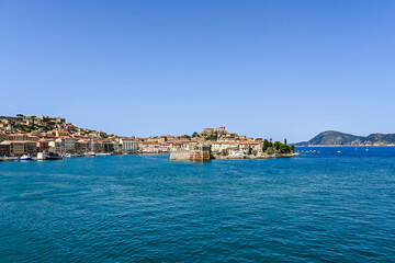 Fototapeta premium Portoferraio, Hafen, Darsena, Altstadt, Boote, Fischerboote, Fähre, Festung, Stella, Falcone, Torre della Linguella, Altstadthäuser, Insel, Elba, Toskana, Sommer, Toskanischer Archipel, Italien