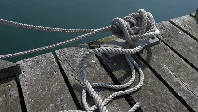 Poller mit Schiffstau in einem Hafen