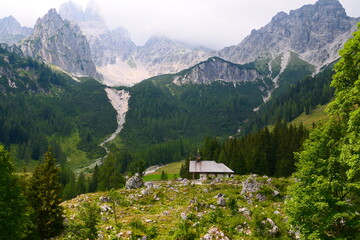 Fototapeta na wymiar Bergkirchlein in den Salzburger Alpen