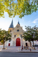 Naklejka premium Façade de l'église catholique Saint-Jean-Baptiste de Sceaux, monument historique situé à Sceaux, France, dans le département français des Hauts-de-Seine