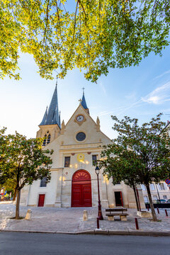 Fa&ccedil;ade de l'&eacute;glise catholique Saint-Jean-Baptiste de Sceaux, monument historique situ&eacute; &agrave; Sceaux, France, dans le d&eacute;partement fran&ccedil;ais des Hauts-de-Seine