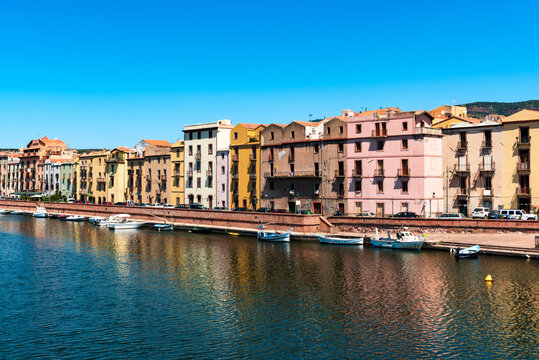 Sardegna, splendida veduta di Bosa attraversata dal fiume Temo, l'unico navigabile in Sardegna 