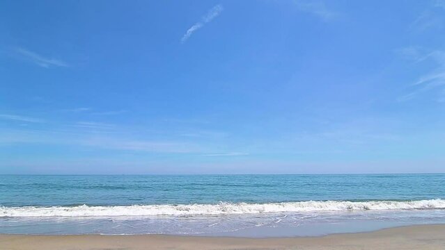 The Pacific coast of Japan. A calm afternoon beach. 日本の太平洋の海岸。穏やかな昼下がりの渚。
