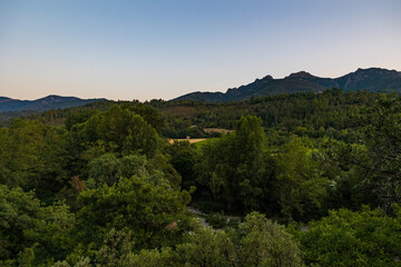 Fototapeta na wymiar Vue au lever du soleil sur les montagnes autour d'Olargues dans le Parc naturel régional du Haut-Languedoc