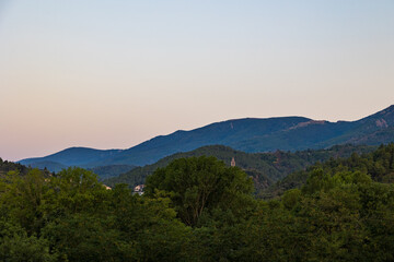 Fototapeta na wymiar Vue au lever du soleil sur les montagnes autour d'Olargues dans le Parc naturel régional du Haut-Languedoc
