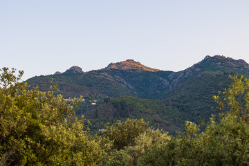 Vue au lever du soleil sur les montagnes autour d'Olargues dans le Parc naturel régional du Haut-Languedoc