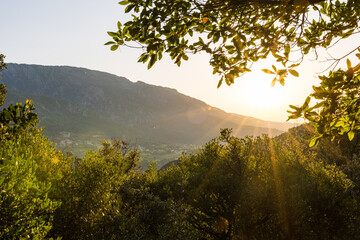 Vue au lever du soleil sur les montagnes autour d'Olargues dans le Parc naturel régional du Haut-Languedoc