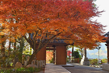 紅葉期の大興善寺「仁王門（山門）」