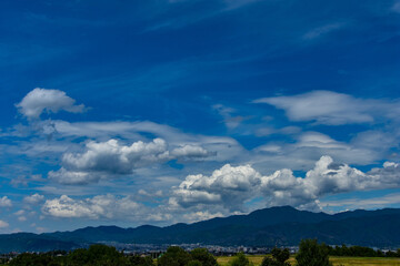 Fototapeta premium 夏の透き通るような真っ青な空と雲