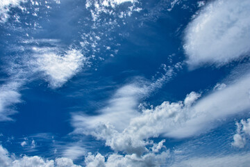 Naklejka na ściany i meble 夏の透き通るような真っ青な空と雲