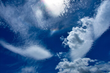 Obraz premium 夏の透き通るような真っ青な空と雲