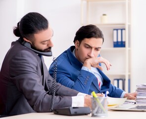 Obraz premium Two male colleagues in the office