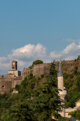 Obraz premium Gjirokaster, Albania The Gjirokaster Castle, a Unesco site, and the local mosque.