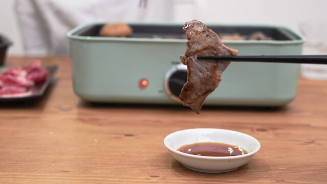 自宅で焼肉をしている日本人の家族