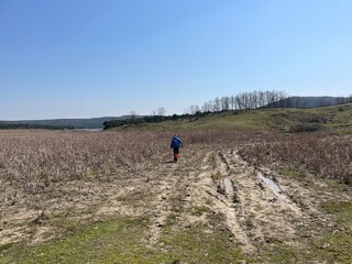 Obraz premium man hiking in the mountains in arid desert in a beautiful weather