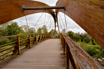 Ciclista sobre puente de madera