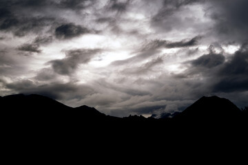 Contraluz de conjunto montañoso en día nublado