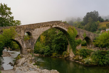 Puente romano de Cangas de Onís en Asturias - obrazy, fototapety, plakaty