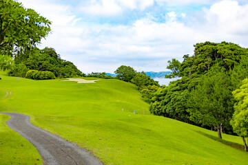 ゴルフ場のティーグラウンドからの眺めと遠くの海（千葉県富津市）