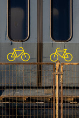 Drzwi do pociągu z namalowanymi rowerami © Sylwester Popenda