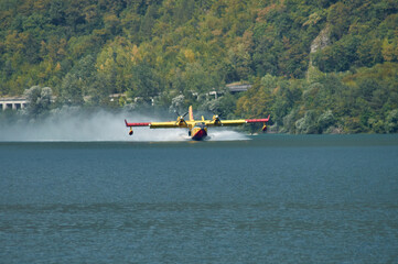 Canadair in fase di ricarica presso il lago di Cavazzo, Udine, Italia