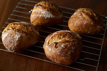 素朴な形のライ麦全粒粉パン