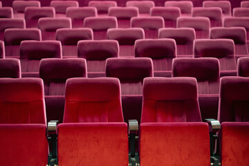Obraz premium Empty red chairs for audience in the theater