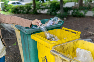 The concept of loving the environment collects garbage.Put the bottle in the trash