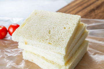 耳を切った食パン