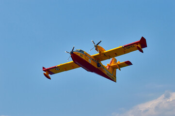 Canadair in fase di ricarica presso il lago di Cavazzo, Udine, Italia