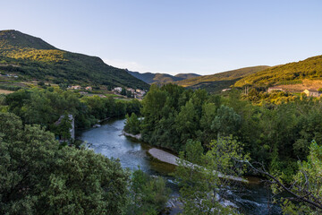 Fototapeta premium Vue au coucher du soleil sur le hameau de Ceps au bord de l'Orb dans Parc naturel régional du Haut-Languedoc