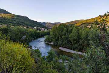 Fototapeta premium Vue au coucher du soleil sur le hameau de Ceps au bord de l'Orb dans Parc naturel régional du Haut-Languedoc
