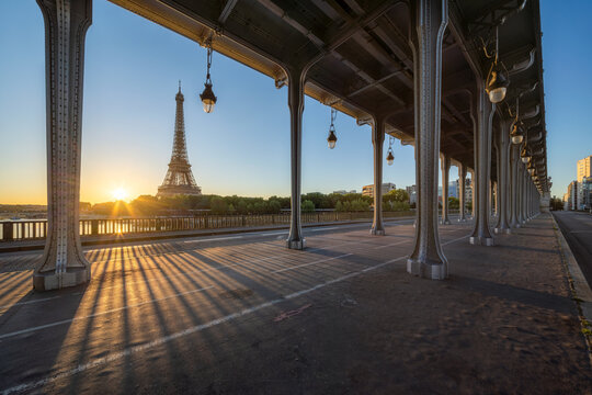 Pont de Bir-Hakeim and Eiffel Tower at sunrise, Paris, France