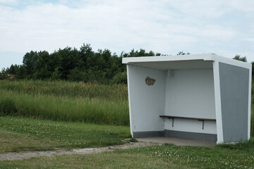 Haltestelle mit Unterstand