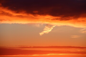 Fototapeta na wymiar Abendhimmel in orange mit Wolken