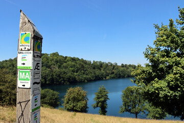 Eifelsteig Wanderwegweiser Weinfelder Maar oder Totenmaar