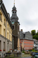 Fototapeta premium Monschau mit evangelischer Stadtkirche