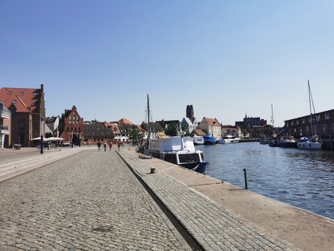 Der Hafen in der Hansestadt Wismar an der Ostsee