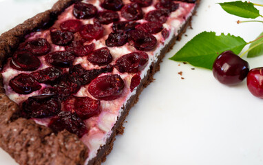 Obraz premium Chocolate biscuit with cherries. Shortbread chocolate dough pie with cottage cheese filling with cherries. cottage cheese pie with cherries