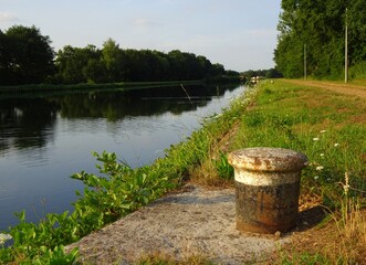 Canal Herentals-Bochelt. Sas 9, Geel Ten Aard, Mooring post for boats. Belgium.