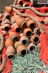 Pulperas de cer&aacute;mica para la pesca del pulpo en el puerto pesquero de Rota, costa de C&aacute;diz, Espa&ntilde;a