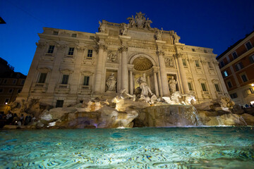 Fontana di Trevi durante a noite